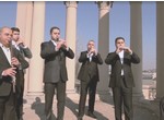  Six musiciens sur fond d'une ville
